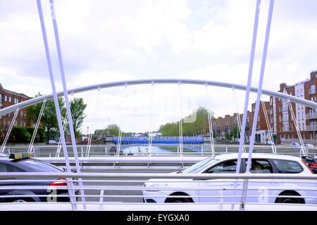 Autos, überqueren den Fluss Liffey durch Überfahren der James-Joyce-Bridge in Dublin. Stockfoto
