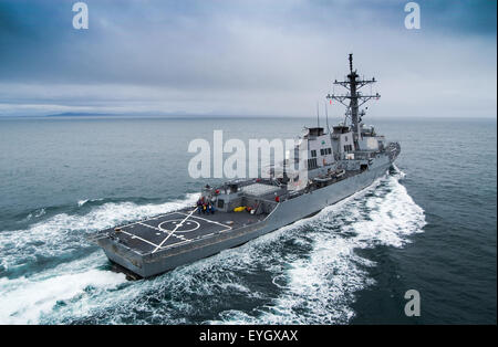 Die Arleigh burke-Klasse Zerstörer, USS The Sullivans mit hoher Geschwindigkeit vor der Westküste von Schottland. Stockfoto