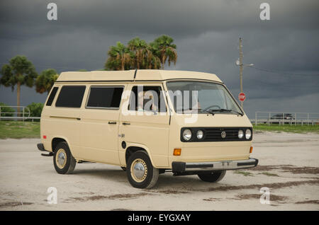 1981 Volkswagen Vanagon Westfalia am Strand von Dunedin Causeway, Florida. Stockfoto