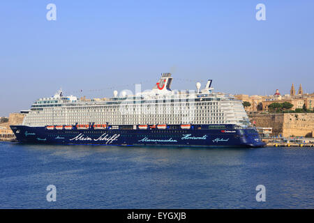 Die TUI Kreuzfahrtschiff "Mein Schiff 3" in Valletta, Malta vertäut am Flussufer in Valletta, Malta Stockfoto