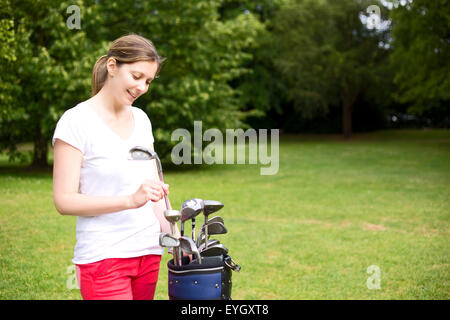junge Frau beim Golfen