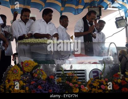 Rameshwaram, Indien. 29. Juli 2015. Tamilnadu Minister zahlen ihren letzten Respekt, ehemaligen Präsidenten APJ Abdul Kalam am öffentlichen Ansicht Boden in Rameswaram. Abdul Kalam wurde am Montagabend in einem Herzstillstand gestorben, er war des Staatspräsidenten im Jahr 2002-2007. © Prabhat Kumar Verma/Pacific Press/Alamy Live-Nachrichten Stockfoto