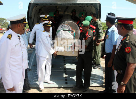 Rameshwaram, Indien. 29. Juli 2015. IAF Personal tragen die Leiche des ehemaligen Präsidenten APJ Abdul Kalam am öffentlichen Ansicht Boden in Rameswaram. Abdul Kalam wurde am Montagabend in einem Herzstillstand gestorben, er war des Staatspräsidenten im Jahr 2002-2007. © Prabhat Kumar Verma/Pacific Press/Alamy Live-Nachrichten Stockfoto