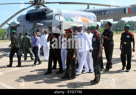 Rameshwaram, Indien. 29. Juli 2015. IAF Personal tragen die Leiche des ehemaligen Präsidenten APJ Abdul Kalam am öffentlichen Ansicht Boden in Rameswaram. Abdul Kalam wurde am Montagabend in einem Herzstillstand gestorben, er war des Staatspräsidenten im Jahr 2002-2007. © Prabhat Kumar Verma/Pacific Press/Alamy Live-Nachrichten Stockfoto