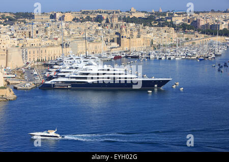 Schönen Yachten, Motorboote und Segelboote an der Grand Harbour Marina in Birgu (Vittoriosa), Malta Stockfoto