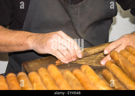 Eine lokale spanischer Mann demonstratesa Gruppe von Touristen wie zu Rollen und wickeln Sie handgemachte Zigarren. Stockfoto