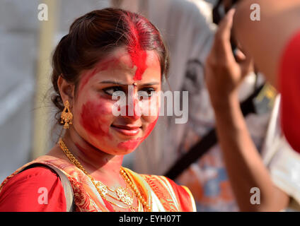 Bengali verheiratete Frauen in Sindur Khela Verschmieren auf Durga Pujas letzten Tag Bijoya Dashami teilnehmen. Stockfoto