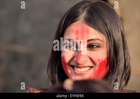 Bengali unverheiratete Frauen beteiligen sich ein Festival namens "Sindur Khela" schmieren von der Zinnober am letzten Tag des Durga Puja. Stockfoto