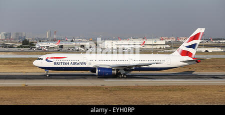 ISTANBUL, Türkei - 9. Juli 2015: British Airways Boeing 767-336/ER (CN 29232/708) startet vom Flughafen Istanbul-Atatürk. BA ich Stockfoto
