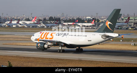 ISTANBUL, Türkei - 9. Juli 2015: ULS Airlines Cargo Airbus A310-304(F) (CN 622) startet vom Flughafen Istanbul-Atatürk. ULS-Ai Stockfoto