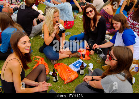 Gruppe von glücklichen Frauen sitzen genießen Musik im Park am Bristol Hafen-Festival Stockfoto