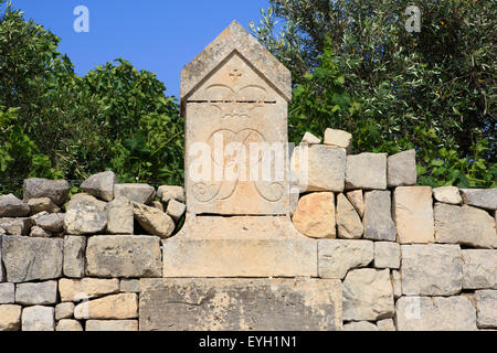 Eine maltesische Grenze Marker mit den Initialen des dem Grundstückseigentümer, gekrönt von einer Krone in Siggiewi, Malta Stockfoto