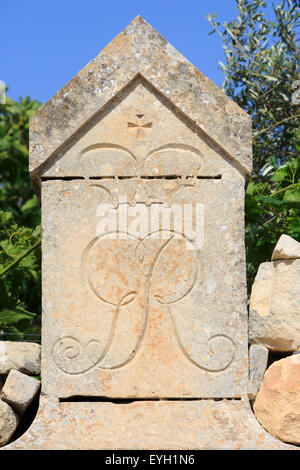 Eine maltesische Grenze Marker mit den Initialen des dem Grundstückseigentümer, gekrönt von einer Krone in Siggiewi, Malta Stockfoto