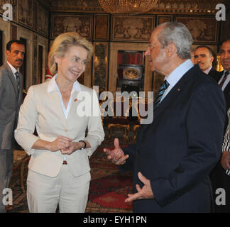 Tunis, Tunesien. 29. Juli 2015. Tunesische Parlamentssprecher Mohammed Nasser(R) trifft sich mit deutschen Verteidigungsministerin Ursula von der Leyen in Tunis, Tunesien, am 29. Juli 2015. © Adel/Xinhua/Alamy Live-Nachrichten Stockfoto