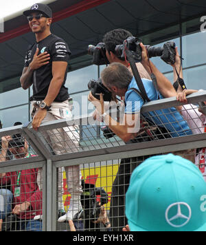 Lewis Hamilton lächelt nach dem Sieg, im Boxenbereich, Silverstone British F1 Grand Prix 2015 Stockfoto