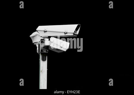 Zwei Überwachungskameras auf schwarzem Hintergrund isoliert Stockfoto