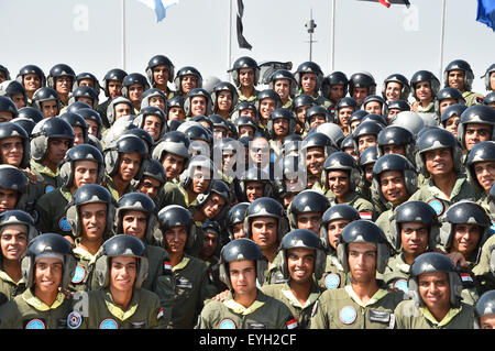 Der ägyptische Präsident Abdel Fatah Al-Sisi mit einer Gruppe von Luftwaffe jüngstere Söhne nach Staffelung von der Air Force Academy Stockfoto