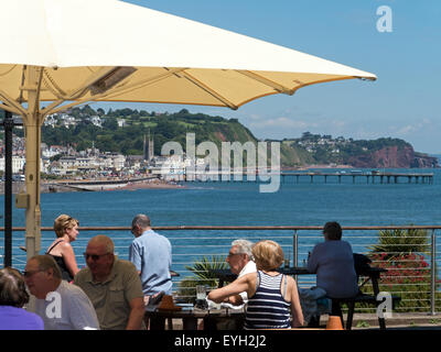 Alfresco Dinning mit Blick auf die Mündung des Teign und Teignmouth in Devon, England Stockfoto