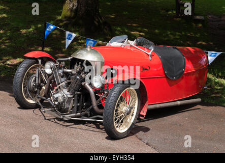 Ein original UK Classic Morgan drei Rädern Auto in rot angezeigt Cockington Village, Torbay, Torquay, Devon, England Stockfoto