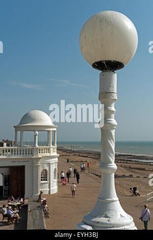 Der berühmte 30er Jahre De La Warr Pavilion mit modernistischen Skulptur, Bexhill-on-Sea, East Sussex, England Stockfoto