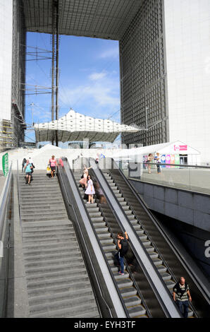 Rolltreppe nach unten in den Paris U-Bahn am Grande Arch De La Defense. Stockfoto