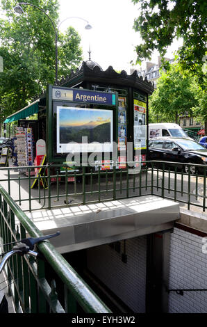 Ein Eingang zum argentinischen u-Bahnstation in Paris auf der Avenue Charles de Gaulle. Stockfoto