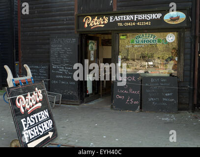 Frischer Fisch &amp; Meeresfrüchte Einkaufen am Strand von The Stade, in The Old Town, Hastings, East Sussex, England Stockfoto