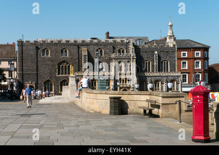 St Peters Street in Norwich, Norfolk, mit The Guildhall, Englands größte und aufwendigste provinziellen mittelalterlichen Rathaus Stockfoto