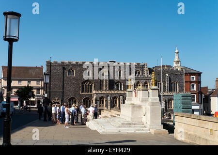 St Peters Street in Norwich, Norfolk, mit The Guildhall, Englands größte und aufwendigste provinziellen mittelalterlichen Rathaus Stockfoto