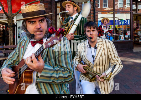 Die eisernen Stiefel Schaber Steampunk Band führen In Lewes Stadtzentrum, Lewes, Sussex, UK Stockfoto