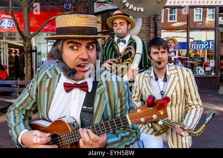 Die eisernen Stiefel Schaber Steampunk Band führen In Lewes Stadtzentrum, Lewes, Sussex, UK Stockfoto