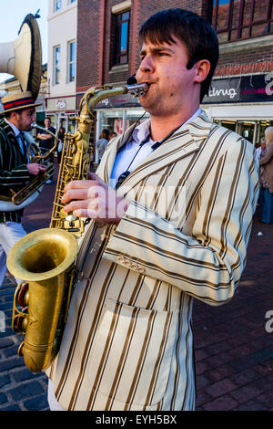 Die eisernen Stiefel Schaber Steampunk Band führen In Lewes Stadtzentrum, Lewes, Sussex, UK Stockfoto