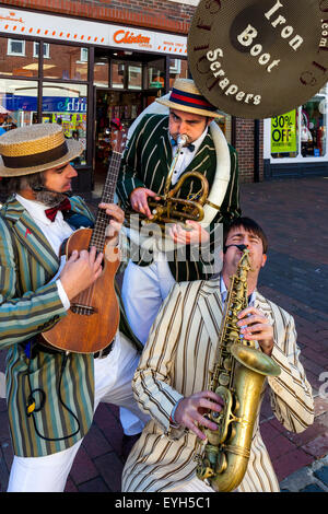 Die eisernen Stiefel Schaber Steampunk Band führen In Lewes Stadtzentrum, Lewes, Sussex, UK Stockfoto