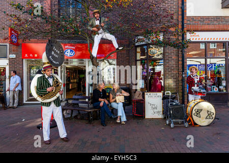 Die eisernen Stiefel Schaber Steampunk Band führen In Lewes Stadtzentrum, Lewes, Sussex, UK Stockfoto