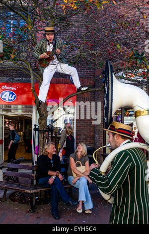 Die eisernen Stiefel Schaber Steampunk Band führen In Lewes Stadtzentrum, Lewes, Sussex, UK Stockfoto