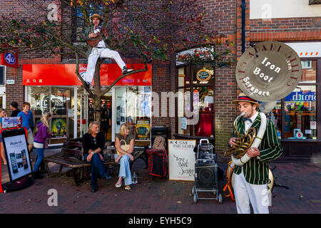 Die eisernen Stiefel Schaber Steampunk Band führen In Lewes Stadtzentrum, Lewes, Sussex, UK Stockfoto