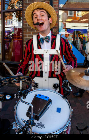 Die eisernen Stiefel Schaber Steampunk Band führen In Lewes Stadtzentrum, Lewes, Sussex, UK Stockfoto