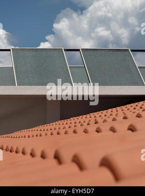 Solar Sonnenkollektoren Kollektor Dach Dach oben warmes Wasser Stockfoto