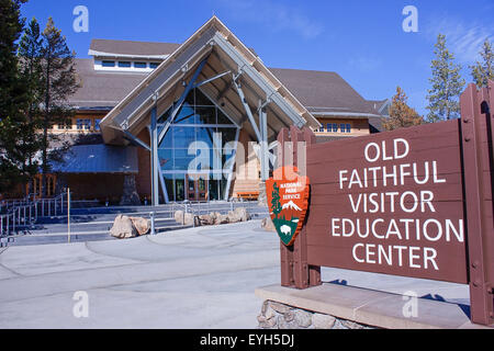 Der Parkplatz Eingang zum Old Faithful Visitor Education Center kurz nach seiner im Jahr 2010 Eröffnung. Stockfoto
