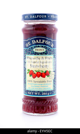 ADELAIDE, Australien - 17. Mai 2015: St Dalfour Produkt aus Frankreich, Jar streichfähige Erdbeere Frucht sparen. Stockfoto