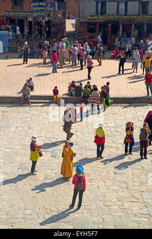 Besucher in Bhaktapurs Taumadhi Square Tage vor dem Erdbeben 2105 Stockfoto