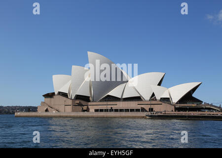 Sydney Opernhaus betrachtet von Sydney Harbour. Stockfoto