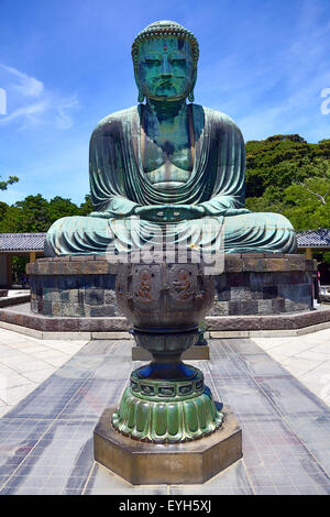 Der große Buddha von Kamakura, eine Statue von Amida Buddha, bekannt als Daibutsu im Kotokuin-Tempel in Kamakura in der Nähe von Tokio, Japan Stockfoto