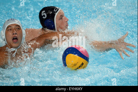 Kazan, Russland. 29. Juli 2015. Dong Tao (L) von China wetteifert mit Justin Boyd von Kanada während Männer Wasserball Gruppe A Spiel zwischen China und Kanada bei FINA Weltmeisterschaften in Kasan, 29. Juli 2015. Kanada gewann 8-2. Bildnachweis: Pavel Bednyakov/Xinhua/Alamy Live-Nachrichten Stockfoto