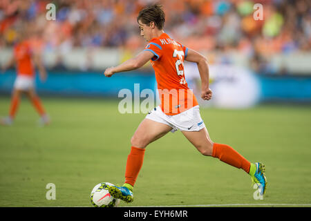 Houston, Texas, USA. 29. Juli 2015. Houston Dash Verteidiger Meghan Klingenberg (25) steuert den Ball im 1. Halbjahr ein NWSL Spiel zwischen dem Houston Dash und FC Kansas City BBVA Compass-Stadion in Houston, TX am 29. Juli 2015. Bildnachweis: Trask Smith/ZUMA Draht/Alamy Live-Nachrichten Stockfoto