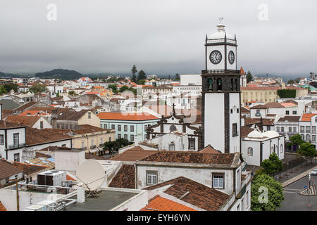 Draufsicht auf Dächern im Zentrum Ponta Delgada, Insel Sao Miguel, Azoren. Stockfoto
