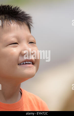 Porträt eines kleinen mongolischen Jungen glücklich und lächelnd mit Textfreiraum Stockfoto