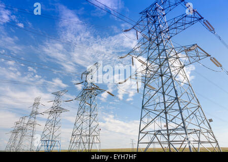 Elektrische Fernmeldeturm unter klarem Himmel Stockfoto