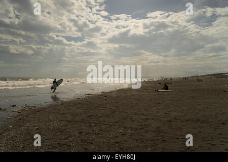 Surfer am Strand in Kugenuma-Kaigan, Präfektur Kanagawa, Japan Stockfoto