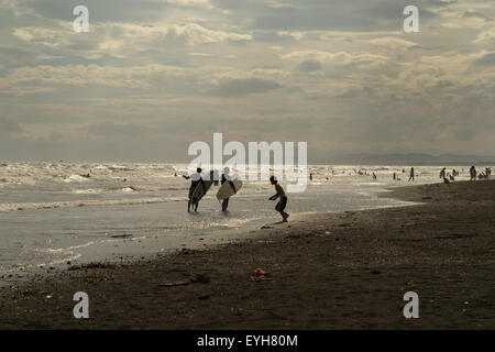 Surfer am Strand in Kugenuma-Kaigan, Präfektur Kanagawa, Japan Stockfoto